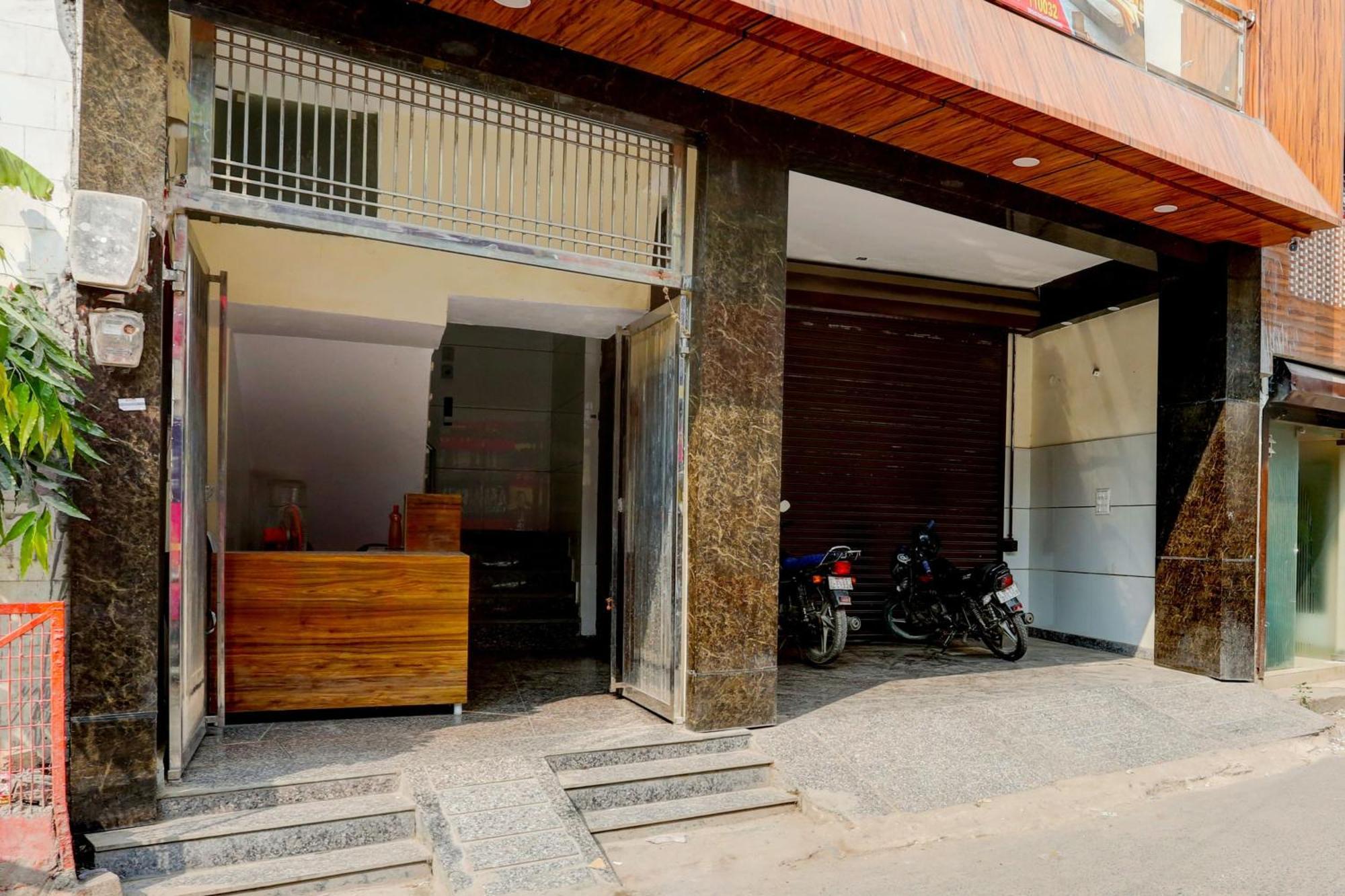 Hotel O Family Deluxe New Delhi Exteriör bild